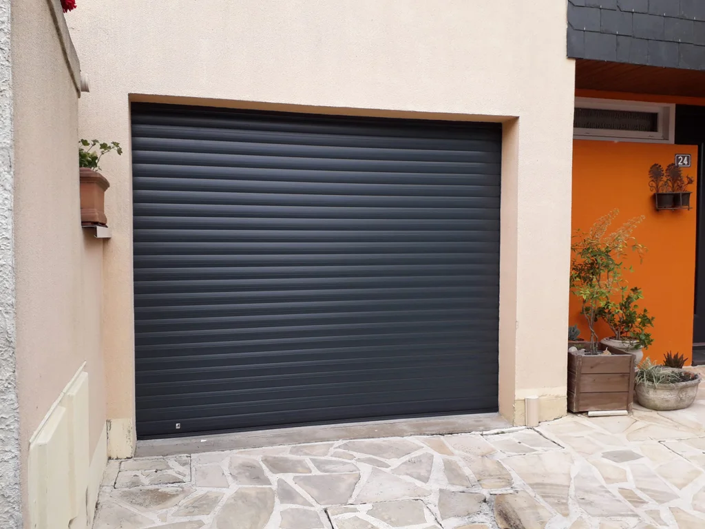 menuisier porte de garage enroulable sur mesure dans le département du 77